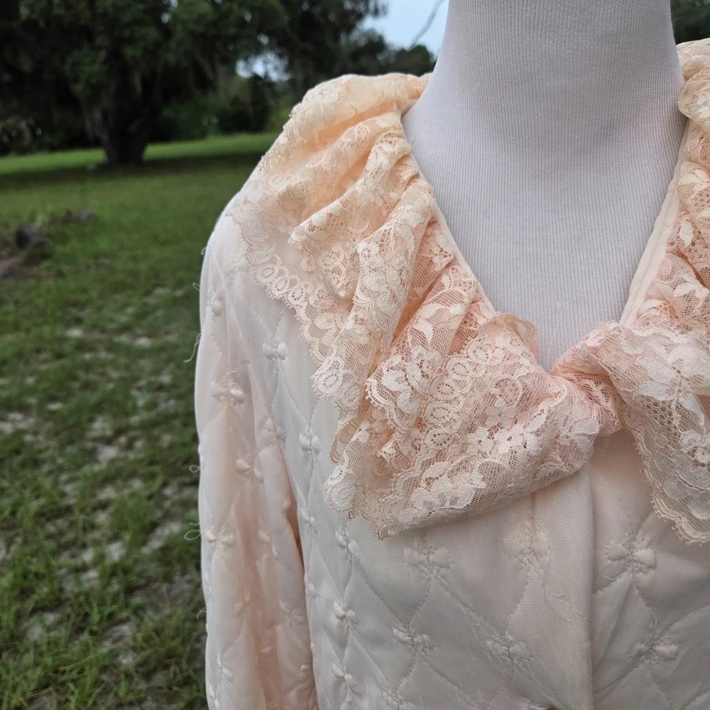 Vanity Fair Vintage 1960s Pink Quilted House Dress Cozy Robe Lace Piping 12